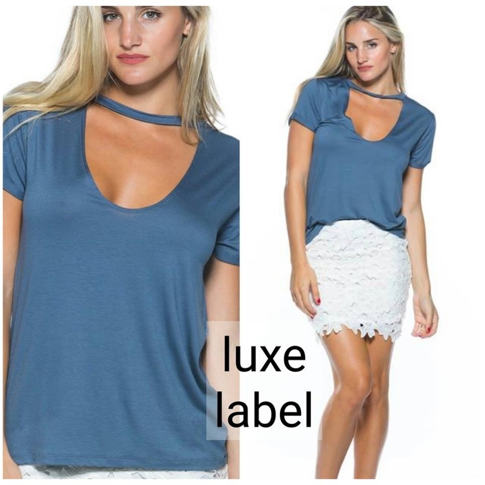 SUPER SOFT CHOKER TEE in Blue